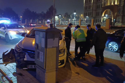 Bursa'da kontrolü kaybedip trafik levhalarına çarptı: 1 yaralı