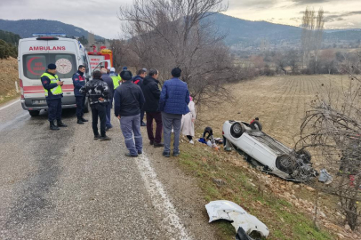 Kontrolden çıkan otomobil tarlaya uçtu; 2 yaralı