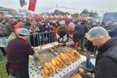 Tekirdağ'da hamsi izdihamı: 3 ton hamsi dağıtıldı