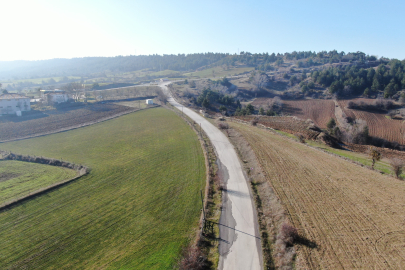 "Benim arazim" dedi, köy yolunu kestirdi