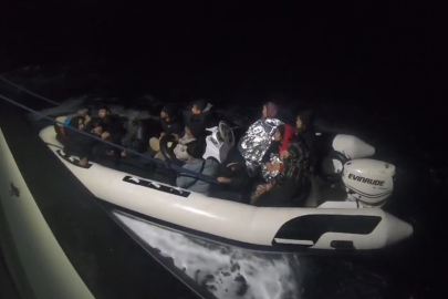 İzmir açıklarında 25 düzensiz göçmen yakalandı