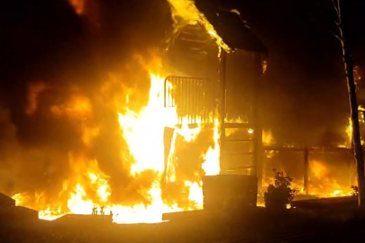 Üşümemek için ateş yaktılar, çocuk parkını küle çevirdiler