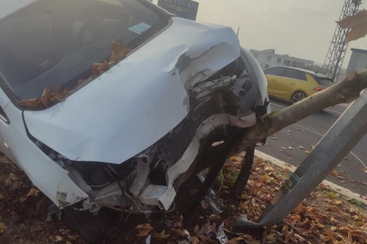 Şerit değiştiren araca çarpmamak için manevra yaptı, ağaca çarptı