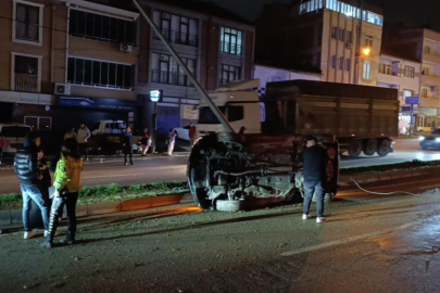 Bursa'da otomobil önce takla attı sonra direğe çaptı: 3 yaralı