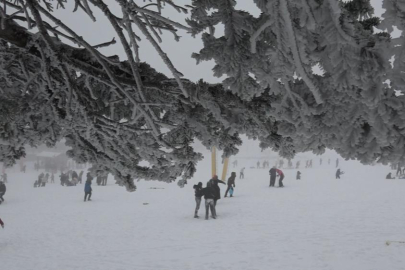 Uludağ'da pistler günübirlikçilerle doldu taştı
