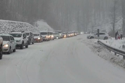 Uludağ'da trafik çilesi, kilometrelerce kuyruk oluştu