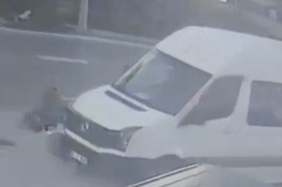 Dolmuş bekleyen kadın minibüsün altında böyle kaldı