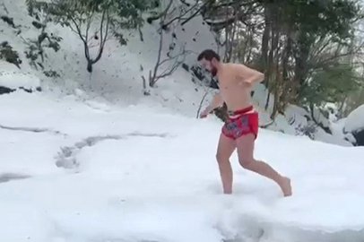 Karda şortla gezip şelale altında antrenman yaptı