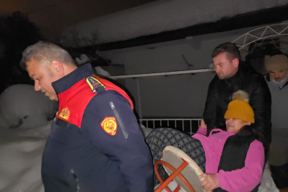 Evlerinde mahsur kalan engelli anne ve kızı ekiplerce kurtarıldı