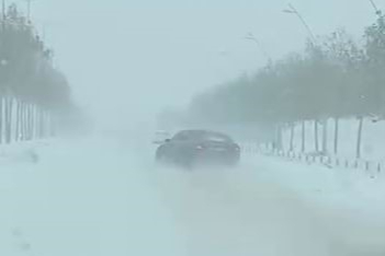 Kayganlaşan yolda kaza kıl payı atlatıldı