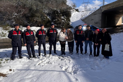 Bursa'da donmak üzere olan aileyi jandarma kurtardı