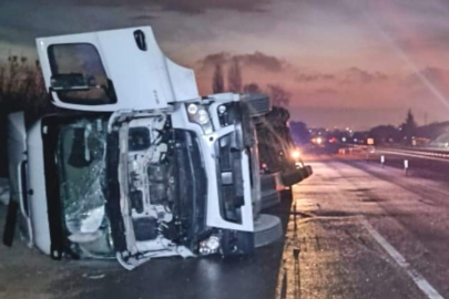 İnegöl'de iplik yüklü TIR kazası