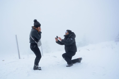 Uludağ'da yılın son ve ilk romantik sürprizleri: Karlar altında iki "Evet"