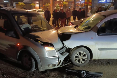 İnegöl'de iki araç kafa kafaya çarpıştı: 3 yaralı