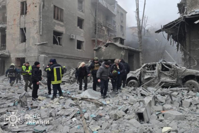 Rusya, Harkov'da 5 katlı binayı vurdu: en az 25 yaralı