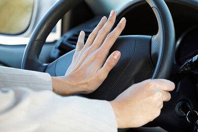 Trafikte üst üste kornaya basarken dikkat