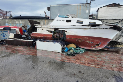 Avcılar’da lodos nedeniyle 3 tekne zarar gördü