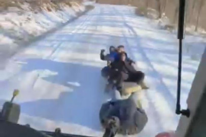 Bursa'da çocuklar traktöre bağlanan lastiklerle karın keyfini çıkardı