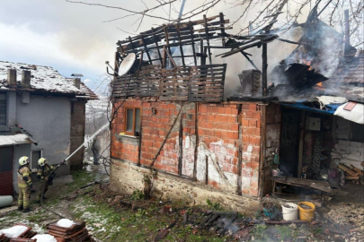 Bursa'da ev yangını: Çatı kullanılamaz hale geldi