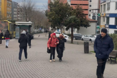 Bursa'da fırtına uçurdu...Yolda yürümekte güçlük çektiler