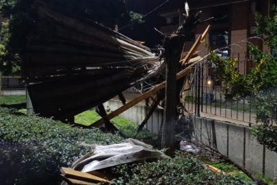 İnegöl'de şiddetli lodos çatıları uçurdu, araçlar zarar gördü