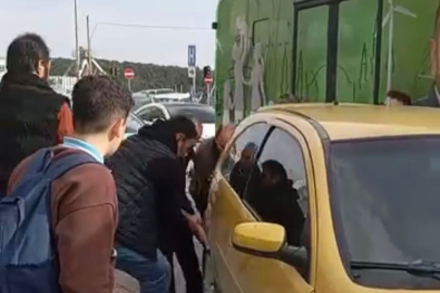 Otobüse yol vermek için aracı elleriyle kaldırdılar