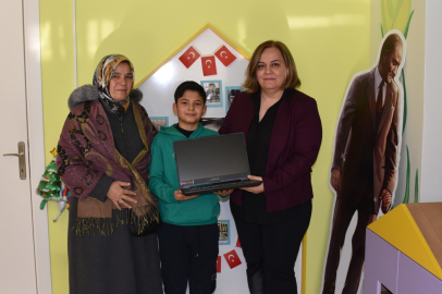 Kanseri yenen küçük çocuğun bilgisayar hayali gerçek oldu