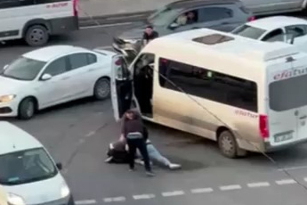 Kırmızı ışıkta yol verme kavgası kamerada