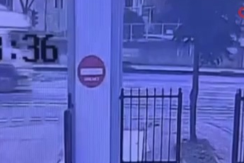 Tırın altında kalan motosiklet sürücüsü ölümden döndü