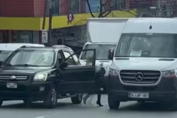 Topuklu ayakkabısıyla aracından inip servistekilere saldırdı