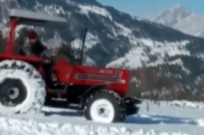 Traktörlerle tarlada kar drifti