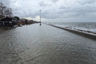 Denizle kara birleşti, işletmeler sular altında kaldı