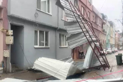 Bursa'da fırtına çatıları uçurdu, karavanları devirdi