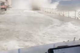 Fırtına sebebiyle kara ile deniz birleşti, tekneler battı