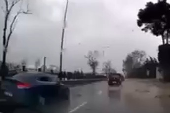 Fırtınanın ağacı devirme anı kamerada