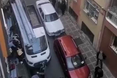 Kamyonetin üzerindeki malzemeler işçinin üzerine düştü