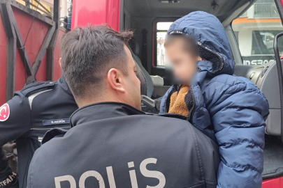 Küçük çocuğu evde tek başına bıraktı, komşuların ihbarı ekipleri alarma geçirdi