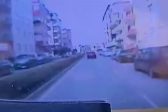 Sağ şeride geçip sola dönüş yapan otomobile ticari taksi böyle çarptı