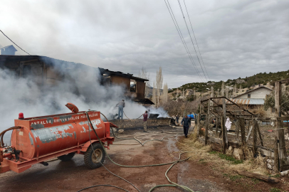 Çıkan yangında ev küle döndü, 1 kişi dumandan etkilendi