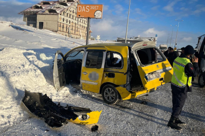 Taksiyle yolcu minibüsü çarpıştı: 16 yaralı