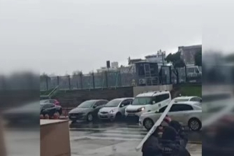 Polis kalkanı, bebeği ve annesini fırtınadan korudu