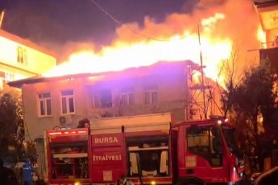 Bursa'da iki katlı evin çatısı alevlere teslim oldu