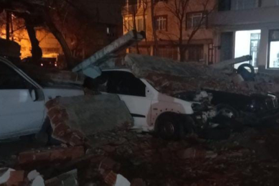 Bursa'da lodos duvarı devirdi, altında kalan 10 araç hasar gördü