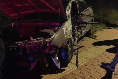 Direğe çarptı, hurdaya dönen araçtan yaralanmadan çıktı