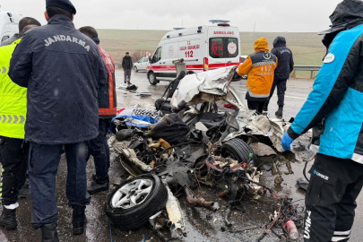 Otobüs otomobili kağıt gibi ezdi