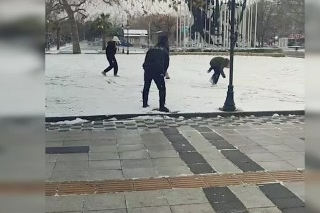 Polis ve çocuklardan kartopu keyfi