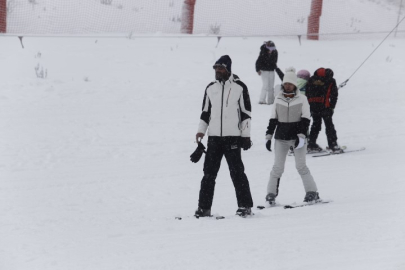 Uludağ'da pistler kayak tutkunlarıyla doldu