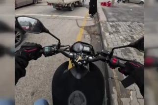 Yoğun trafikte karşıya geçemeyen yaşlı kadının imdadına duyarlı sürücü yetişti