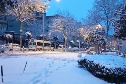 Bursa sabaha beyaz örtüyle uyandı..