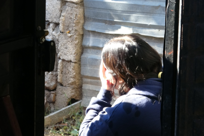 Evlerinin yanışını gözyaşları içinde izledi